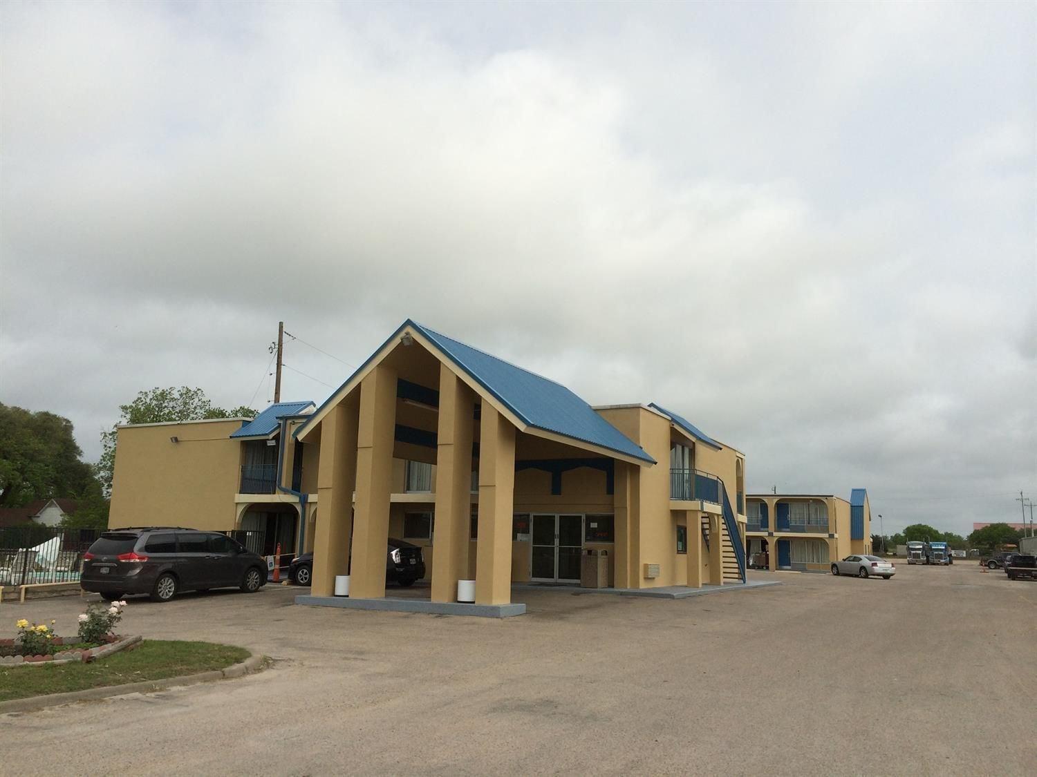 Americas Best Value Inn Schulenburg Exterior photo